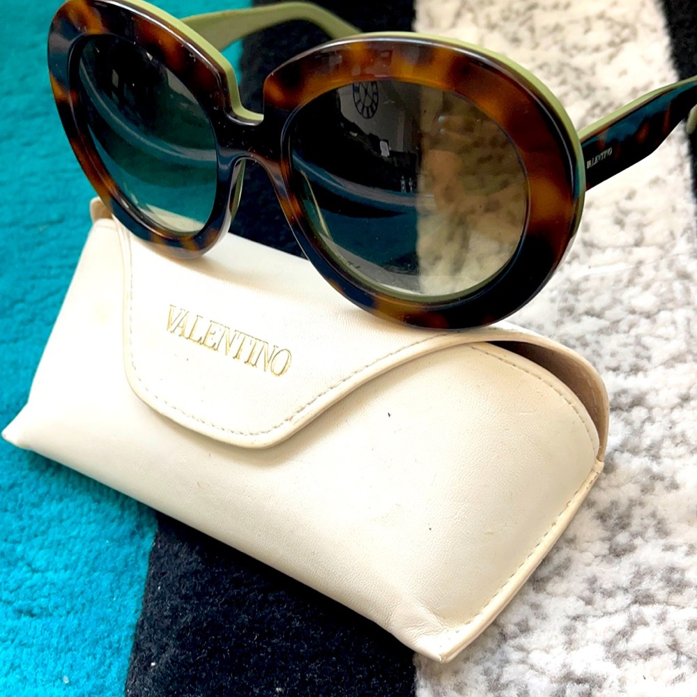 Havana Valentino Sunglasses w. Case